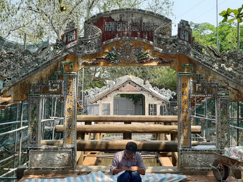 Cây cầu này được xây dựng vào năm 1776. Cầu này do một người cháu gái thuộc thế hệ thứ sáu của họ Trần là bà Trần Thị Ðạo (vợ một vị quan cao cấp dưới triều vua Lê Hiển Tông) cúng tiền cho làng xây dựng để dân làng qua lại và lữ khách phương xa dừng chân lỡ bước, nghỉ ngơi.