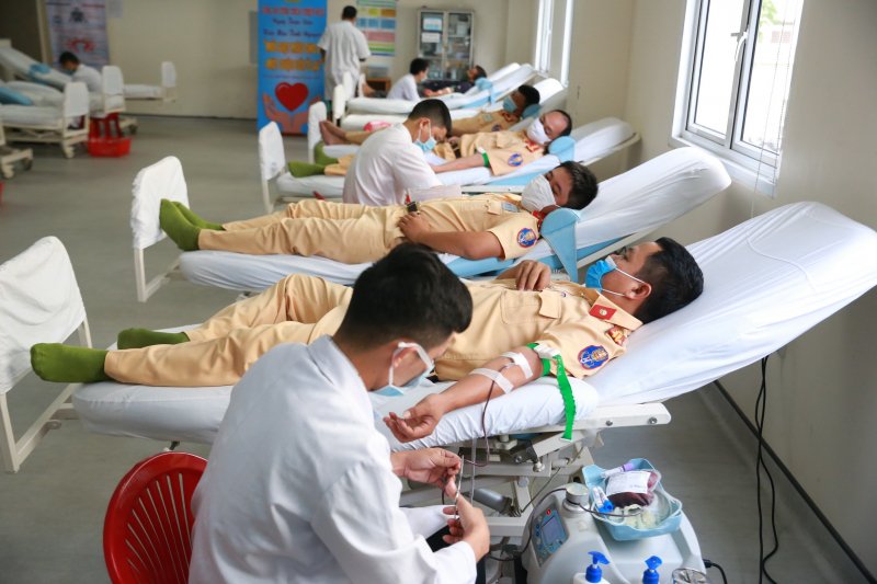 Mỗi giọt máu cho đi, một cuộc đời ở lại. Ảnh: Thượng Hiển.