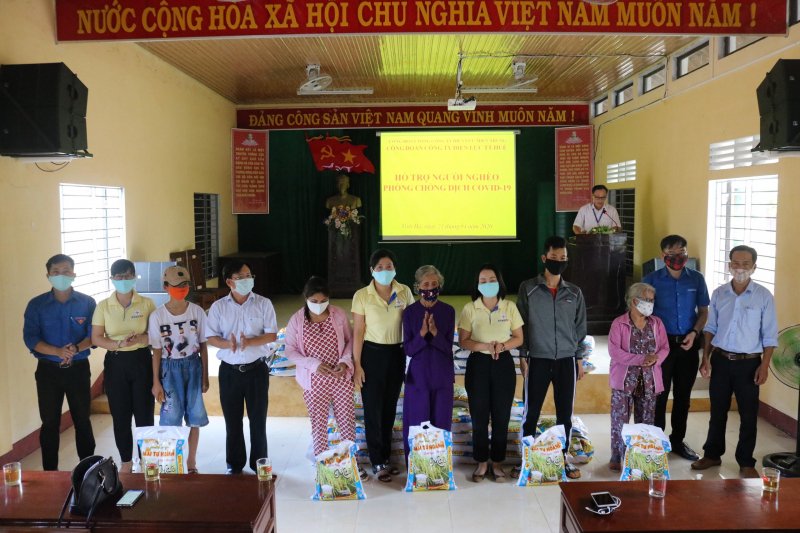 Tặng quà cho bà con tại xã Vinh An (huyện Phú Vang).