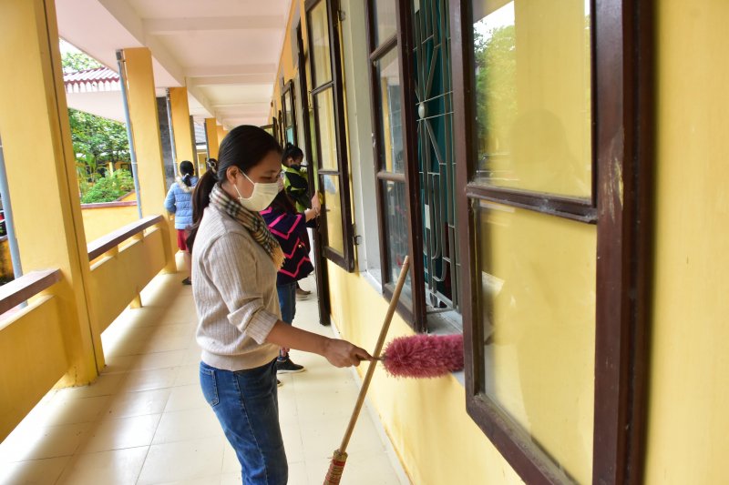 Làm vệ sinh trường học.