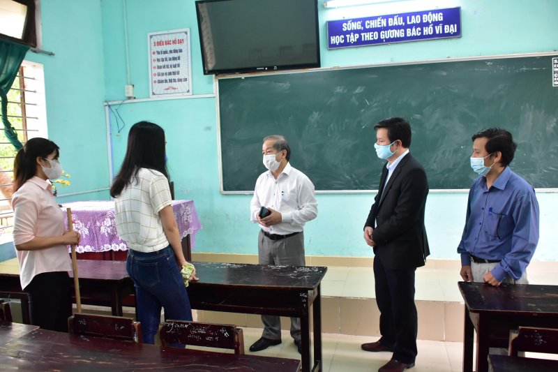 Ông Thọ kiểm tra công tác chuẩn bị trường lớp học để đón học sinh đi học trở lại.