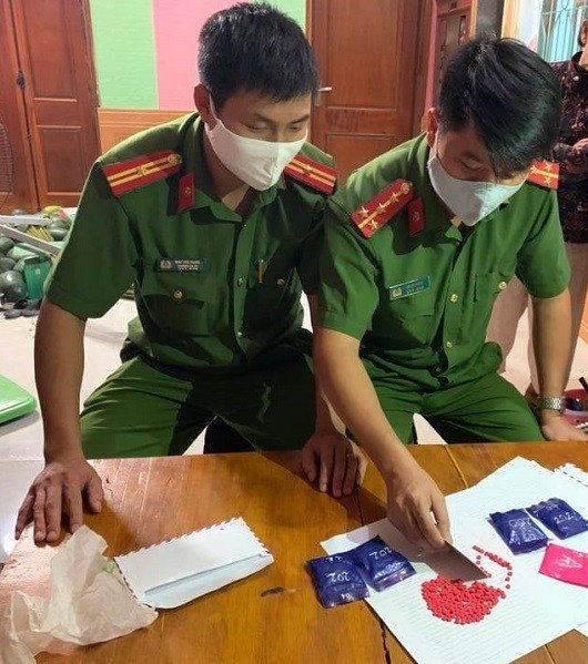 Cán bộ Công an huyện khám xét và thu giữ vật chứng.
