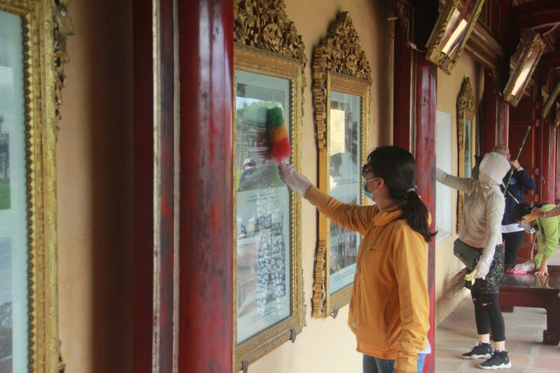 Dọn dẹp vệ sinh. Ảnh: Tuấn Hiệp.