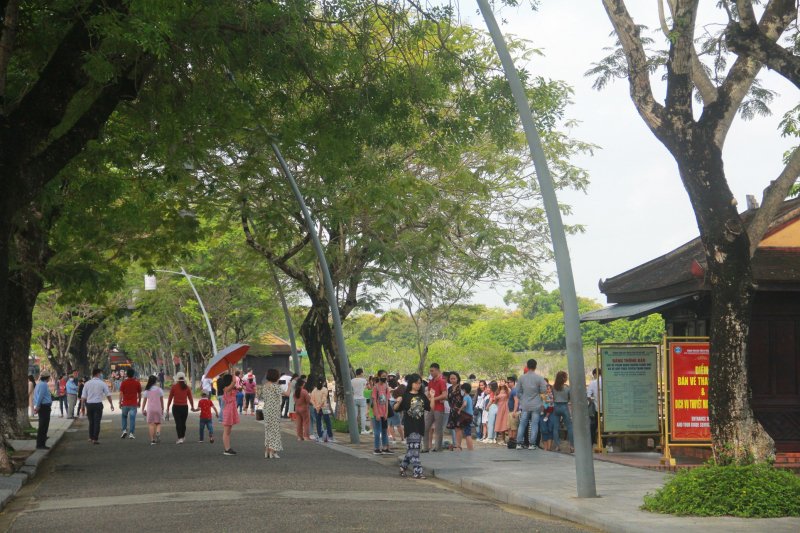 Đông đảo du khách tham quan Đại nội Huế.