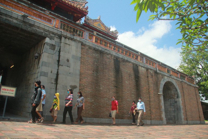 Bởi vì, nhân dịp kỷ niệm 45 năm Ngày giải phóng miền Nam, thống nhất đất nước, từ ngày 30/4 đến hết ngày 7/5, du khách khi đến tham quan Đại nội và các điểm di tích thuộc Trung tâm Bảo tồn Di tích Cố đô Huế quản lí sẽ được miễn phí 100% vé tham quan.
