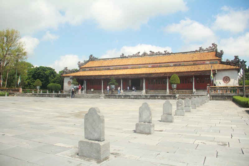 Tại sân điện Thái Hòa, nhiều người đến tham quan, tìm hiểu.