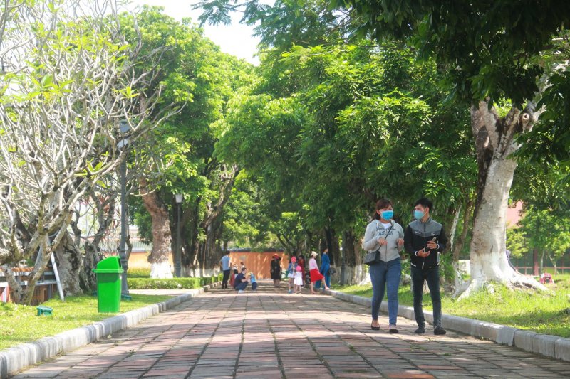 Du khách được đi tham quan sau thời gian di tích đóng cửa.