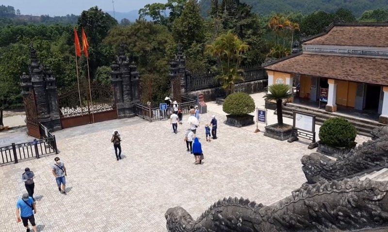 Du khách đến lăng vua Khải Định.