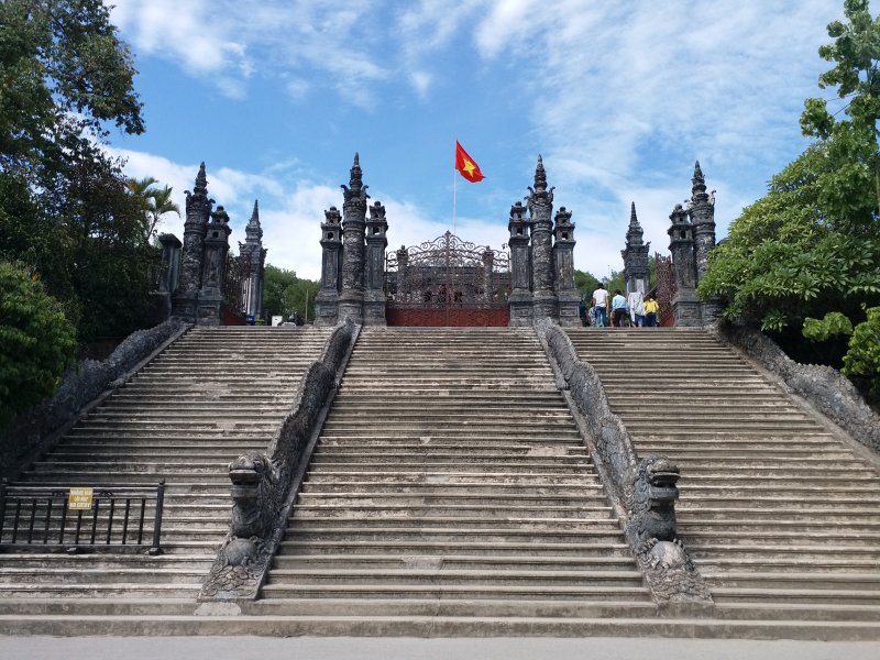 Cách trung tâm TP Huế khoảng 10km, lăng vua Khải Định được xây dựng trên triền núi Châu Chữ (hay còn gọi là Châu Ê), thuộc xã Thủy Bằng, thị xã Hương Thủy.