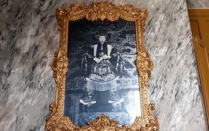 Theo tìm hiểu, vua Khải Định lên ngôi năm 1916, là vị vua thứ 12 của triều Nguyễn và là người cuối cùng xây dựng lăng tẩm – chuẩn bị chỗ yên nghỉ vĩnh viễn của một ông vua.