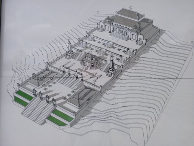 Tổng thể của lăng là một khối nổi hình chữ nhật vươn cao đến 127 bậc.