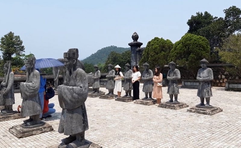 Trên sân chầu là bộ tượng các quan, lính hầu và voi ngựa, một trong số những bộ tượng đặc sắc nhất ở Huế. Đây cũng là nơi được nhiều du khách lựa chọn để chụp ảnh, lưu lại những tấm ảnh làm kỉ niệm.