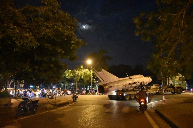Trong đêm 8/5, có 4 hiện vật chiến tranh được di dời xong. Việc vận chuyển này phải kết thúc trước 5h ngày 9/5.