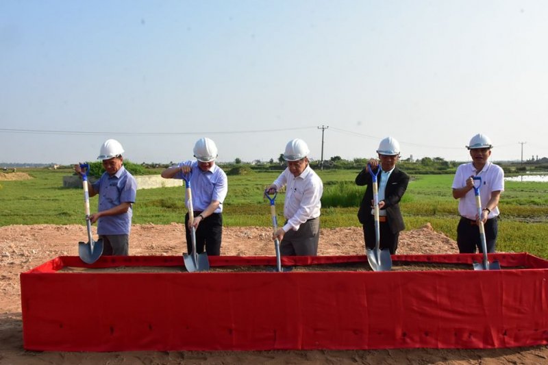Ông Thọ cùng lãnh đạo thành phố thực hiện nghi thức khởi công.