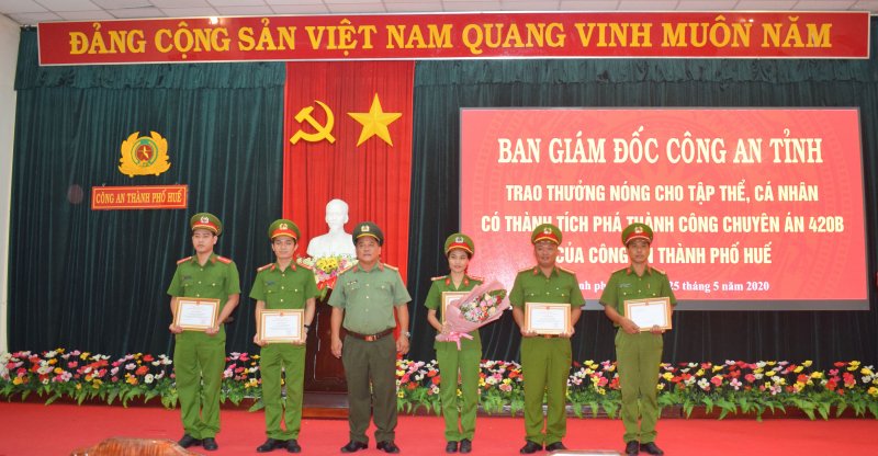 Thưởng nóng cho tập thể, các cá nhân của Công an TP Huế.