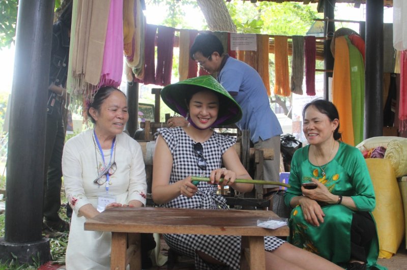 Hoa hậu Ngọc Hân tại không gian trưng bày, giới thiệu sản phẩm các làng nghề truyền thống. Ảnh: Tuấn Hiệp.
