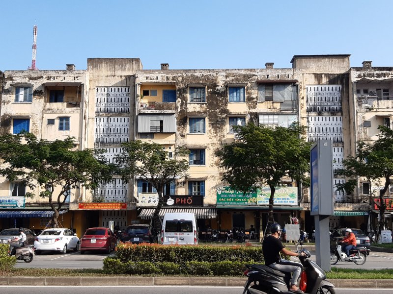 Làm xấu mỹ quan đô thị Huế. Ảnh: Tuấn Hiệp.