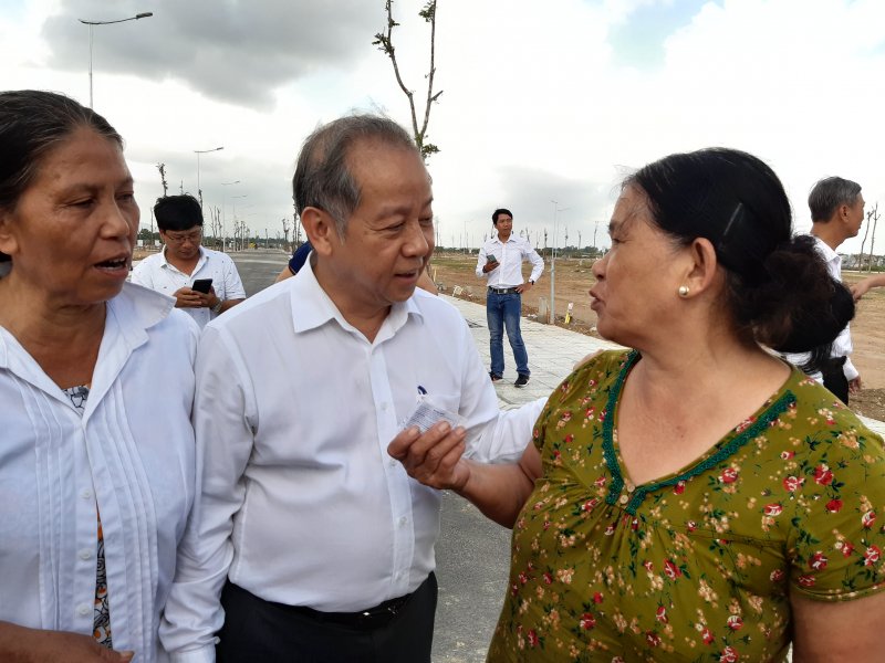 Ông Thọ dẫn người dân đi xem nơi ở mới. Ảnh: Tuấn Hiệp.