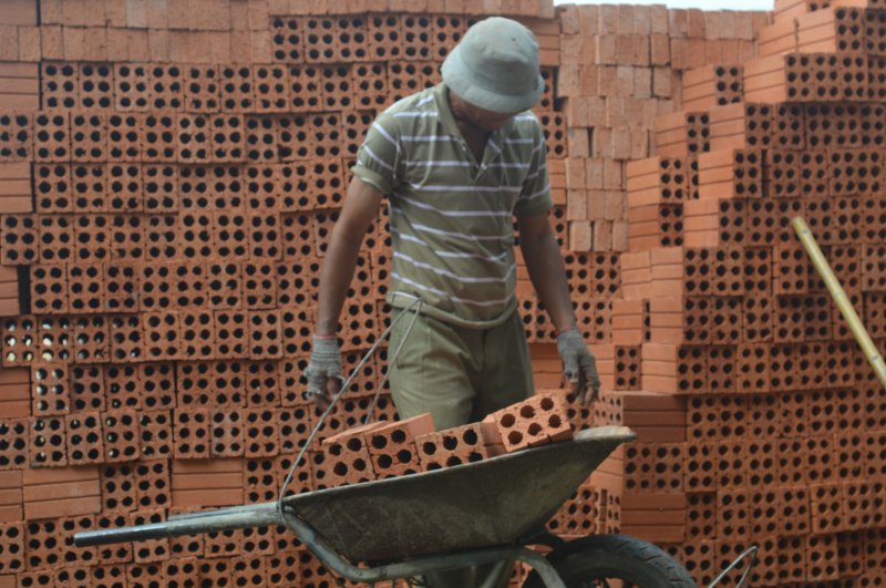 Xếp gạch để kéo lên tầng 2. Ảnh: Tuấn Hiệp.