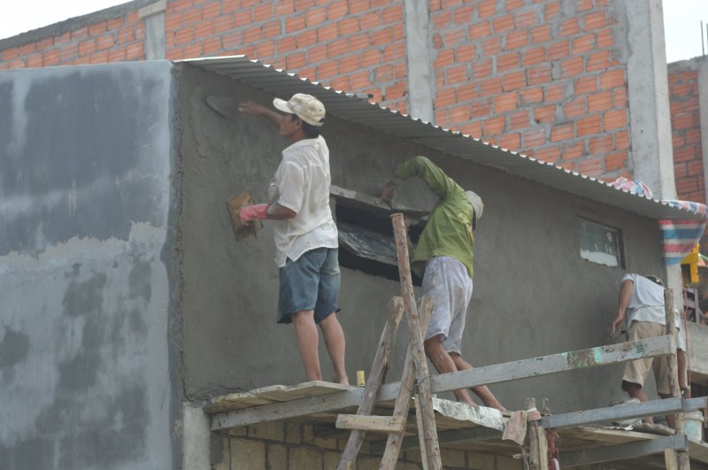 Chính quyền cũng đã bố trí cho 340 hộ dân đủ điều kiện giao đất. Ngoài ra, cấp giấy phép xây dựng, cấp giấy chứng nhận quyền sử dụng đất đồng loạt cho người dân yên tâm xây nhà. Trong đợt này, có 25 hộ nghèo được xây dựng nhà ở theo mẫu với hình thức “chìa khóa trao tay”. Ảnh: Tuấn Hiệp.