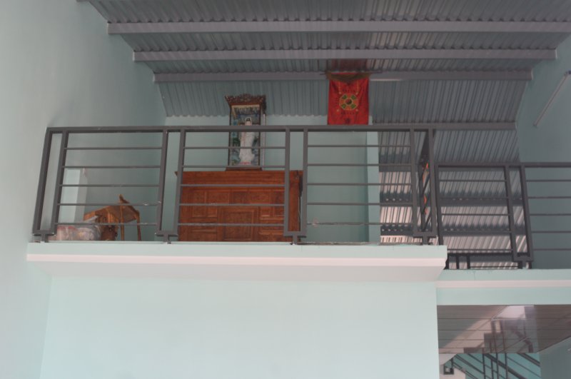 Xen lẫn giữa những ngôi nhà đang được xây dựng cũng như những ngôi nhà đang dần hoàn thiện nội thất, có vài ngôi nhà đã đón người dân Thượng thành đến sinh sống, xây dựng cuộc đời mới. Ảnh: Tuấn Hiệp.