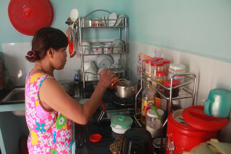 Bà Hồng vui vẻ chia sẻ: “Ở chỗ cũ, vào mùa mưa thì bị ướt dột, còn mùa nắng thì rất chật chội cũng như nóng nực hơn. Do vậy, khi được chuyển đến đây sinh sống, các thành viên trong gia đình chúng tôi thấy cuộc sống đỡ vất vả hơn, sau này con cái cũng có tương lai hơn nữa”. Ảnh: Tuấn Hiệp.