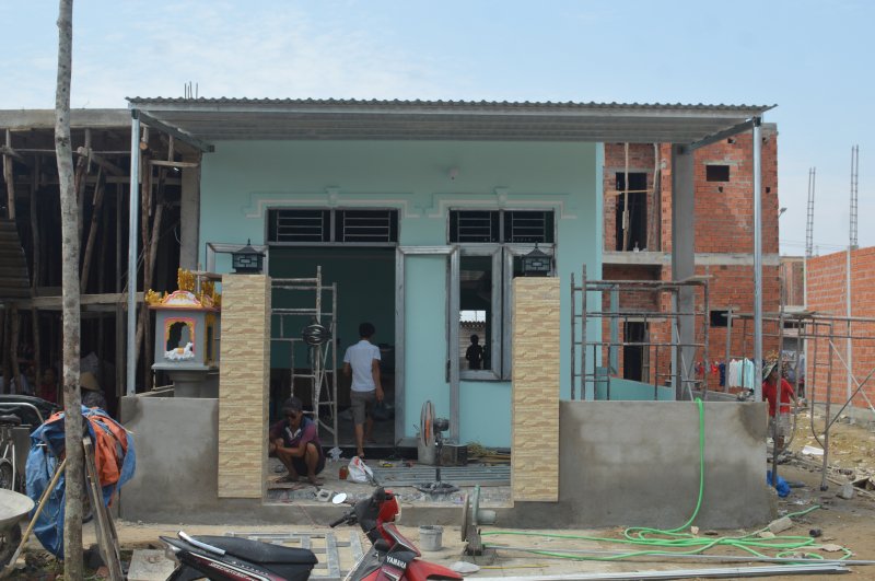Những ngôi nhà trên đất tái định cư này như một bước chuyển giao trong cuộc đời của những hộ dân Thượng thành. Từ đây, họ chấm dứt cảnh sống kham khổ, cực nhọc trên đất di tích và tiến tới làm chủ ngôi nhà của mình. Ảnh: Tuấn Hiệp.
