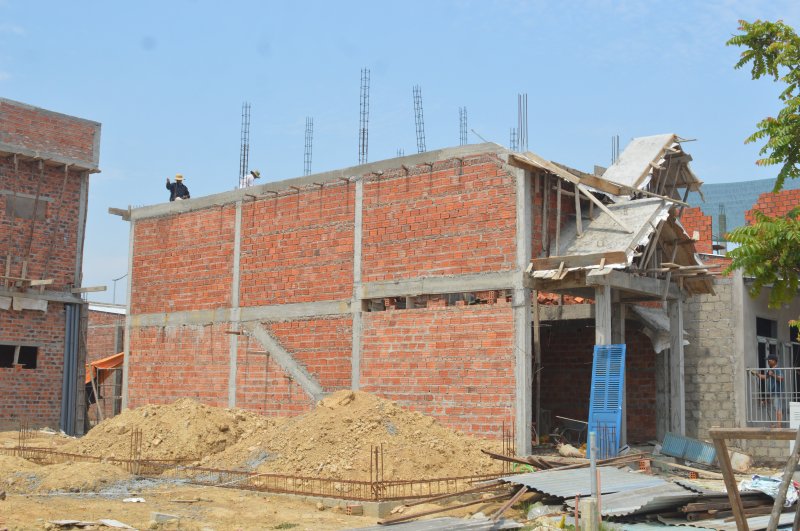 Trên diện tích 9,88ha với tổng mức đầu tư hơn 116 tỷ đồng có tổng cộng 516 lô đất, ở các khu vực 1 và 2, hàng trăm ngôi nhà đang được xây. Ảnh: Tuấn Hiệp.