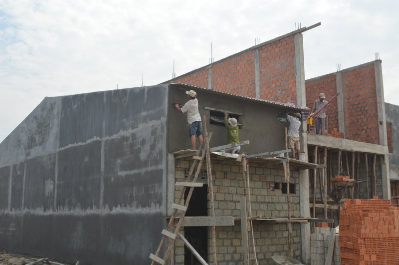 Người dân xây nhà mới trên khu tái định cư. Ảnh: Tuấn Hiệp.