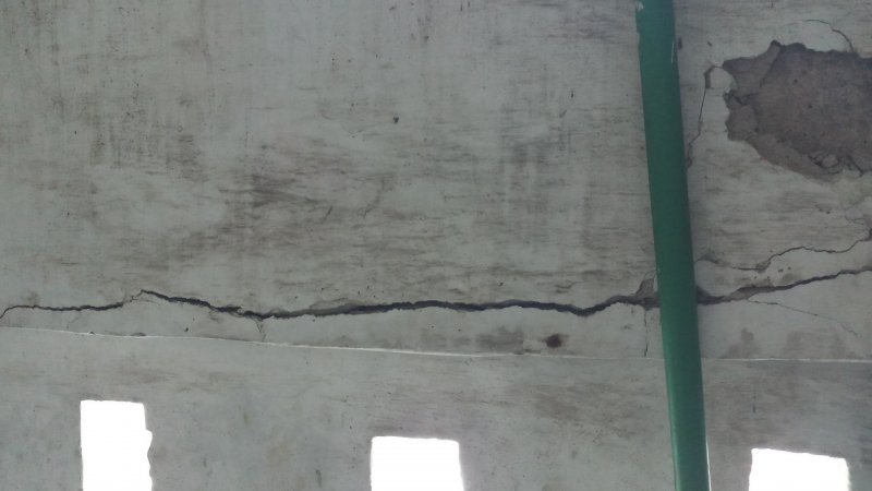 Bên trong xuống cấp.