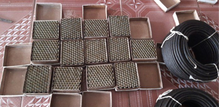 Khám xét khẩn cấp chỗ ở của Dịu, lực lượng Công an thu giữ 1.300 kíp nổ và 170m dây cháy chậm. Ảnh: CACC.