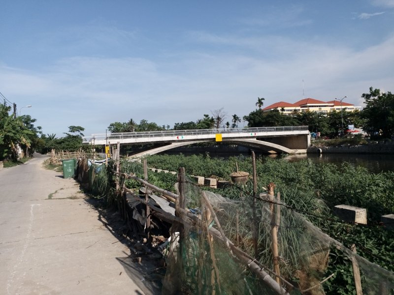 Người đi đường thắc mắc, tại sao cây cầu rộng và đẹp như vậy lại không được đưa vào sử dụng, phục vụ cuộc sống. Ảnh: Tuấn Hiệp.