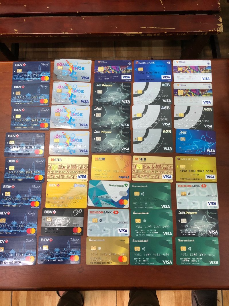 Thẻ ATM dùng để rút tiền.