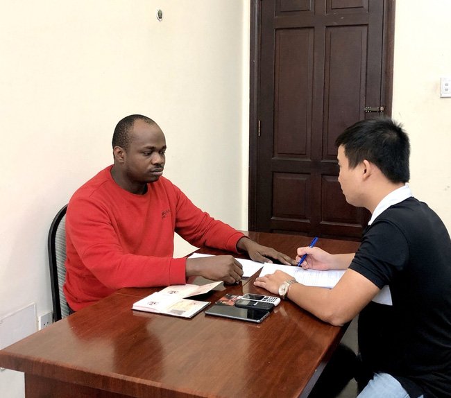 Chukwugekwe Godwin Ajearo (áo đỏ).