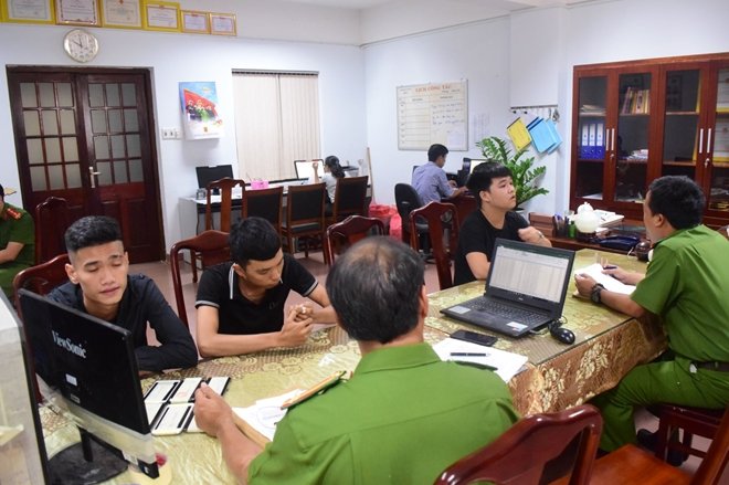 Lấy lời khai các đối tượng.