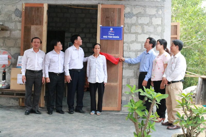 Gắn biển, bàn giao nhà tình nghĩa cho gia đình ông Đô.