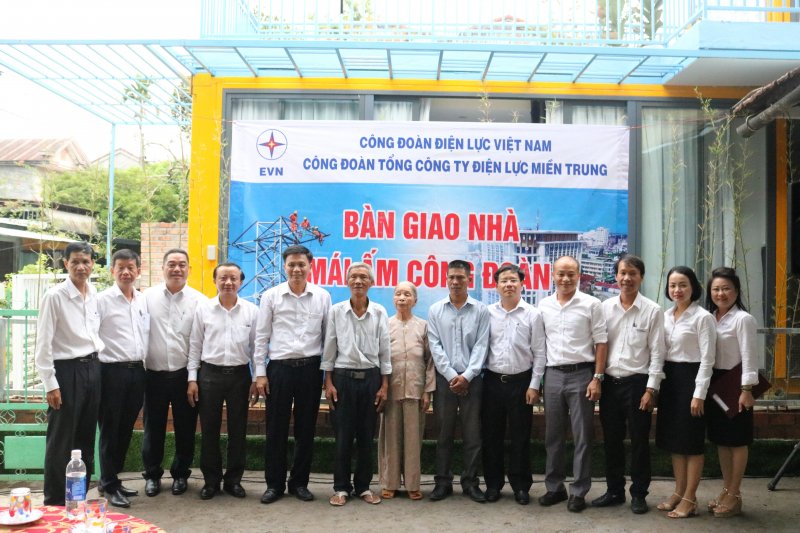 Bàn giao nhà “Mái ấm công đoàn” cho đoàn viên Hoàng Văn Minh.