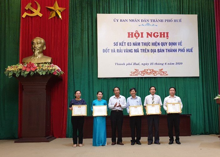 Khen thưởng cho các cá nhân.