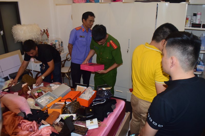Khám xét nơi ở của các đối tượng.