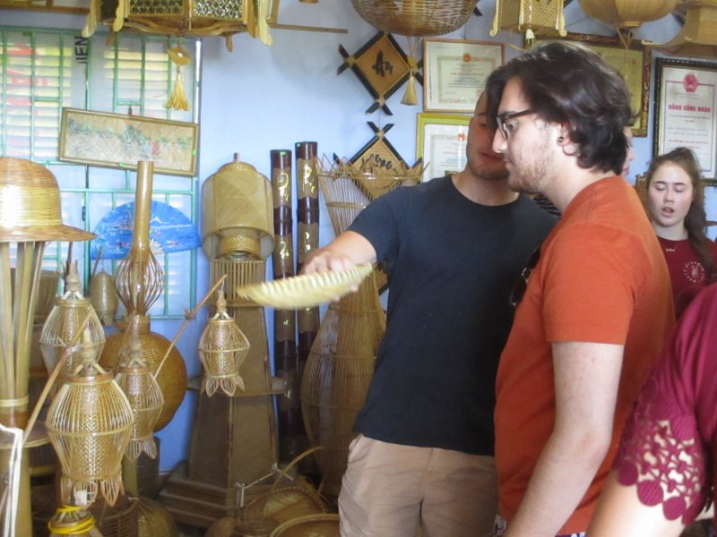 Du khách tham quan HTX Mây tre đan Bao La. Ảnh: Tuấn Hiệp.