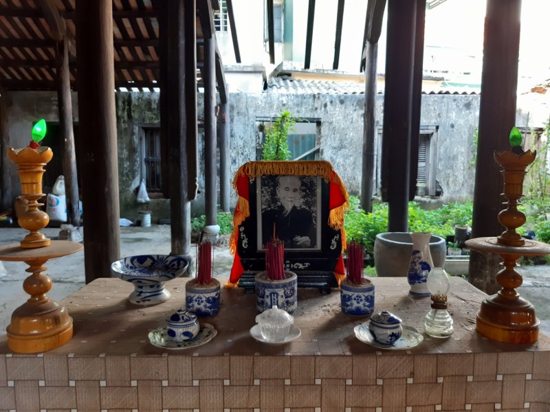 Chính giữa ngôi nhà chỉ còn một bàn thờ được dựng tạm để đặt di ảnh làm nơi hương khói cho nhà thơ Ưng Bình Thúc Giạ Thị. Ảnh: Tuấn Hiệp.