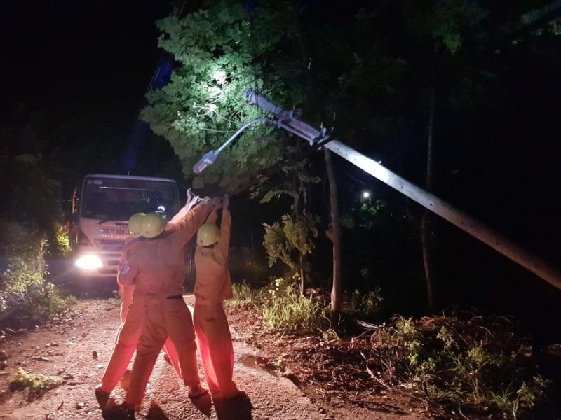 Tập trung khắc phục sự cố đổ gãy cột hạ thế tại Thuỷ Biều do giông lốc trong tối 25/6.