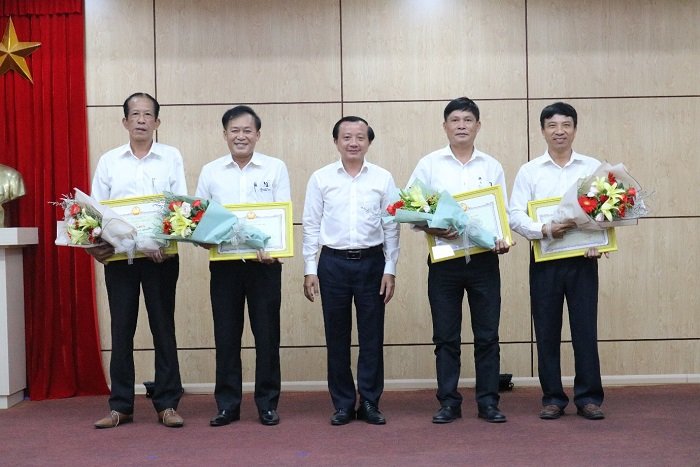 Các tập thể được khen thưởng thành tích xuất sắc trong công tác Kinh doanh - Dịch vụ khách hàng 6 tháng đầu năm 2020.