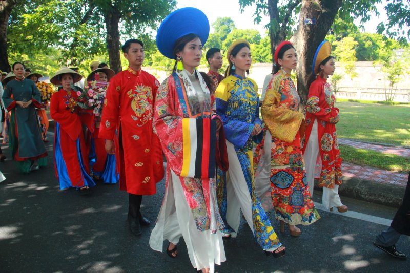 Duyên dáng trong những tà áo dài.