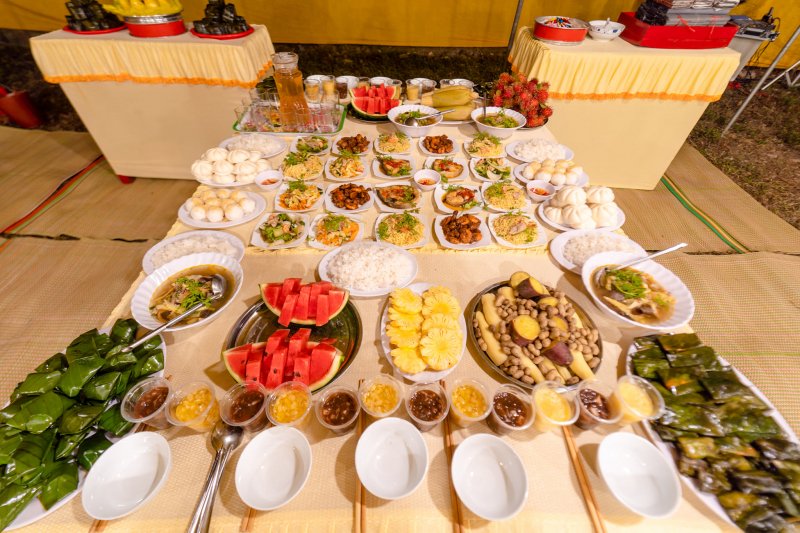 Lễ phẩm gồm đủ tam sanh, giấy tiền, vàng mã và các lễ vật khác.