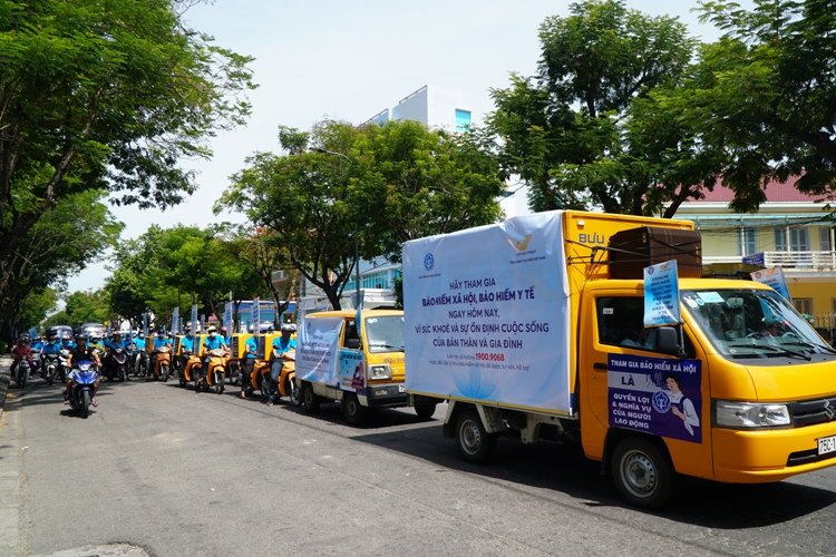 Có nhiều người dân tích cực tham gia BHXH tự nguyện, BHYT hộ gia đình trong ngày ra quân.