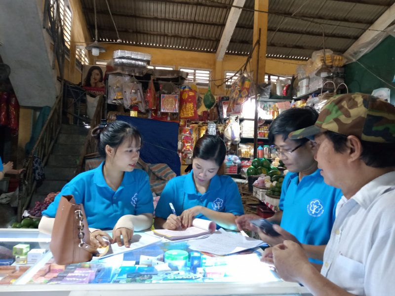 Tuyên truyền, vận động tiểu thương tại chợ Vỹ Dạ.