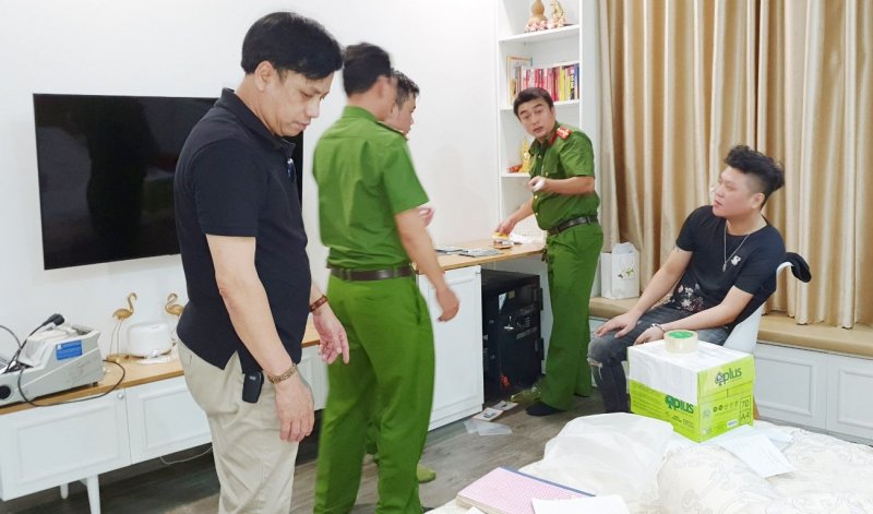 Khám xét nơi ở của Nghĩa. Ảnh: CACC.