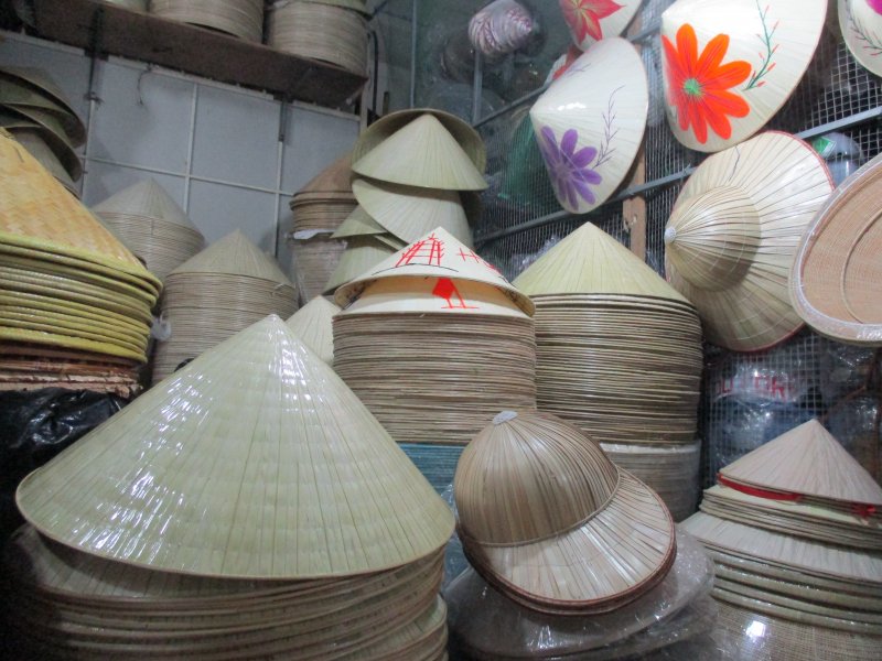 Nón lá ở chợ Đông Ba. Ảnh: Tuấn Hiệp.