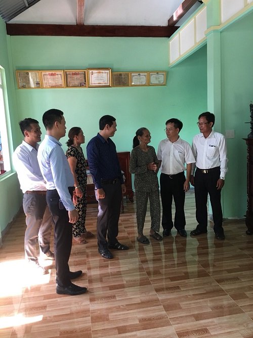 Vợ ông Đụt bày tỏ vui mừng phấn khởi khi đã hoàn thành ngôi nhà như mong ước.